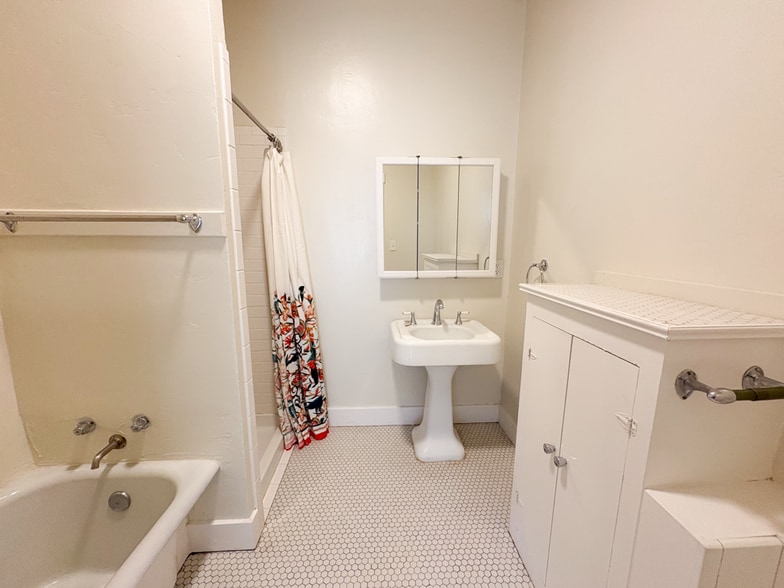 Bathroom - 2522 Capitol Ave