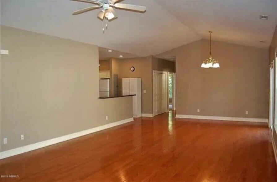 Building Photo - 8 Lagaree Ct