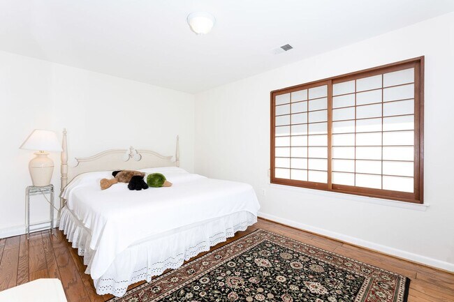 Building Photo - Stunning 4 Bedroom 3 and a Half Bath Bethe...