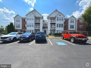 Building Photo - Gorgeous light filled 2 bedroom 2 bath con...