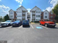 Building Photo - Gorgeous light filled 2 bedroom 2 bath con...
