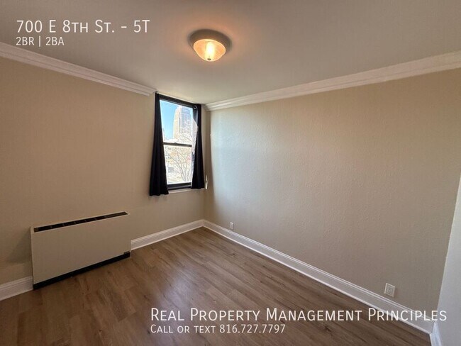 Building Photo - 700 E 8th St