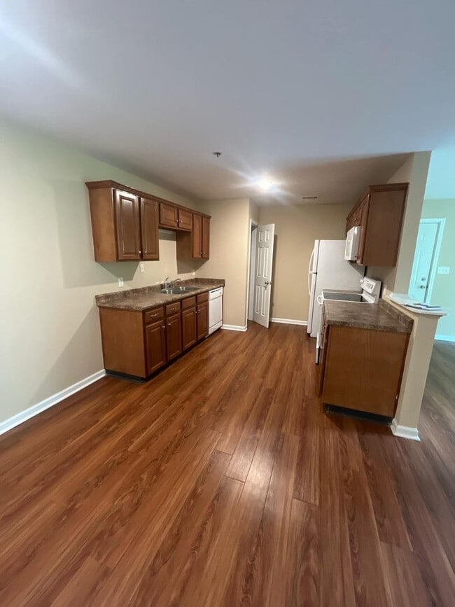 Primary Photo - 3 Bed 2 Bath Apartment