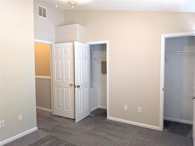 Building Photo - 902 Vineland Pl