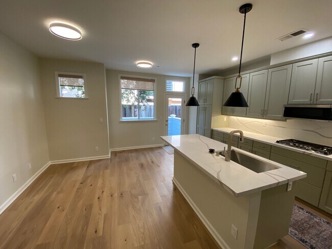 Building Photo - Beautiful, Spacious Condo in Excellent Location!