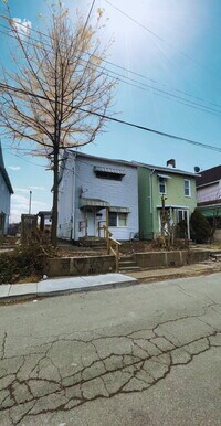 Building Photo - Spacious 3 bedroom with Off street parking!