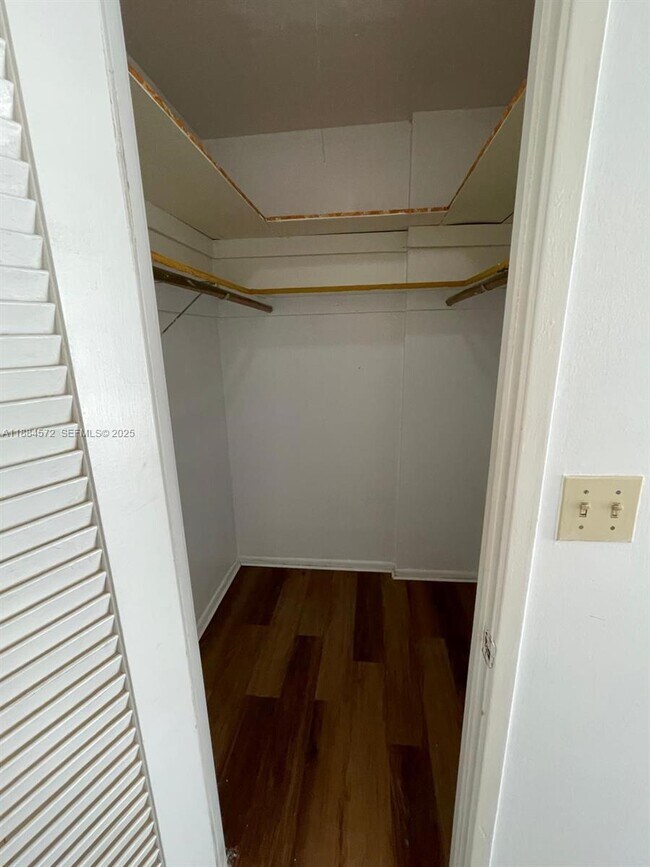 Building Photo - 1301 NE Miami Gardens Dr