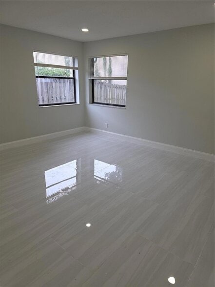 Building Photo - 6701 W Wedgewood Ave