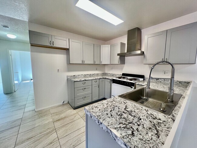 Building Photo - AVAILBLE NOW !!  3-bedroom 2 bath Duplex i...