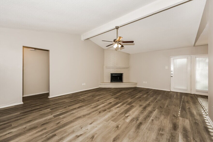 Building Photo - 6004 Cool Springs Dr