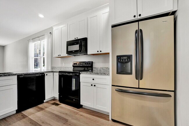 Building Photo - 100 E Maple St