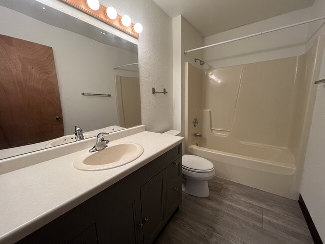 Building Photo - 2310 Valley Rd