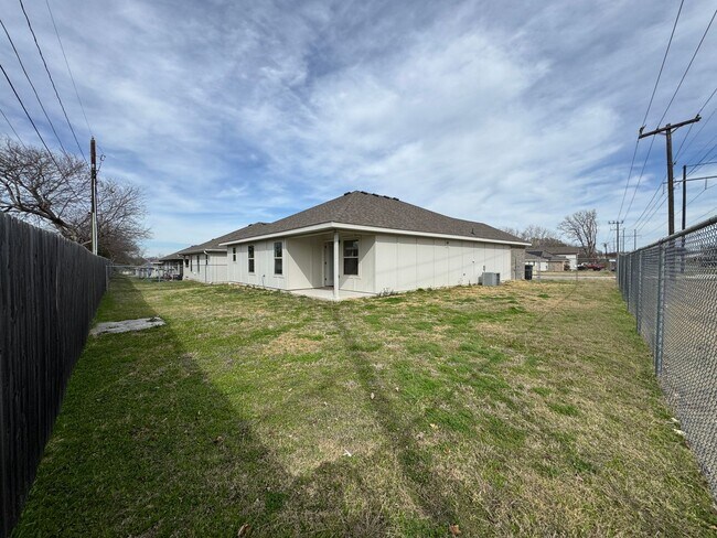 Building Photo - 1417 E Jasper Dr