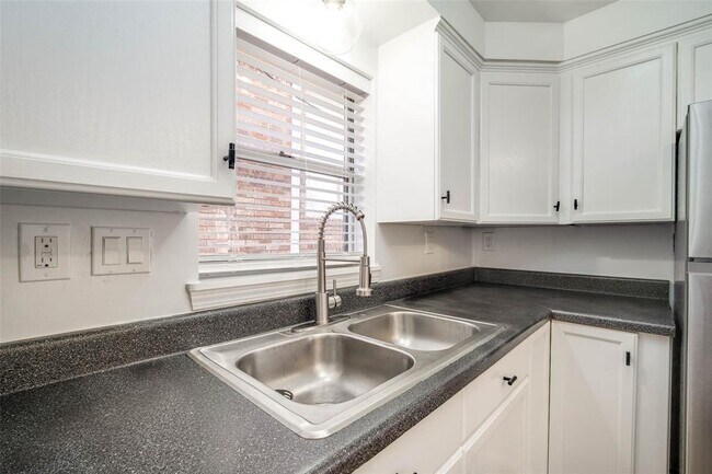 Building Photo - 2601 Rosedale St