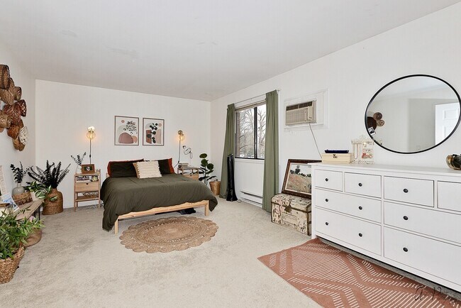 Building Photo - 627 S Virginia Rd