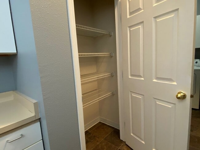 Building Photo - Spacious and turn key ready 2 bedroom apartment close to downtown. 2 parking spots and additional...