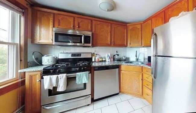 Building Photo - 93 Baxter St