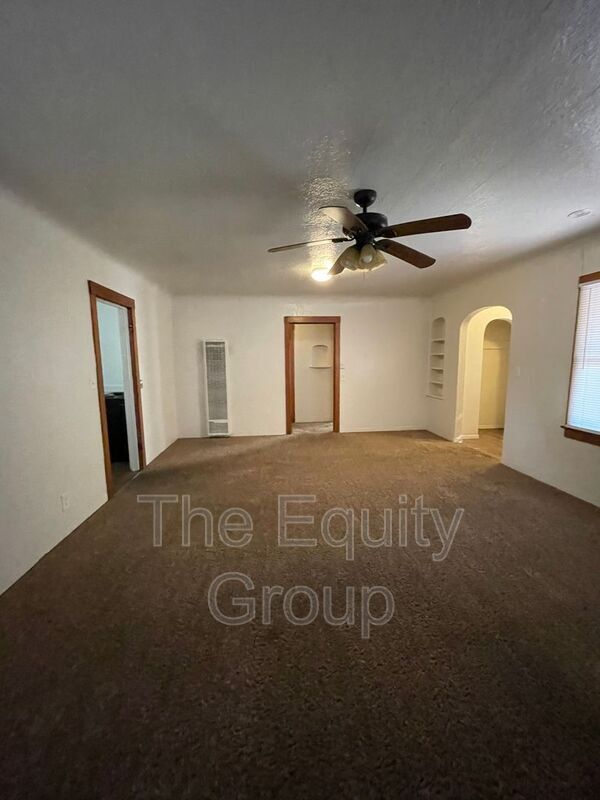 Building Photo - 939 Chinowth St