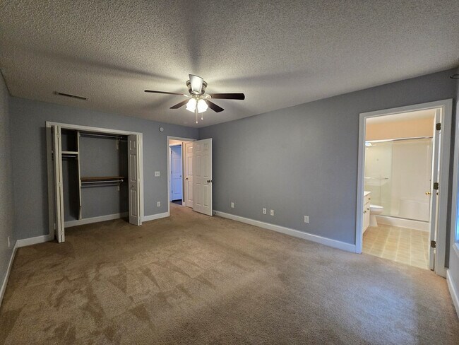 Building Photo - 3563 Beacon Dr