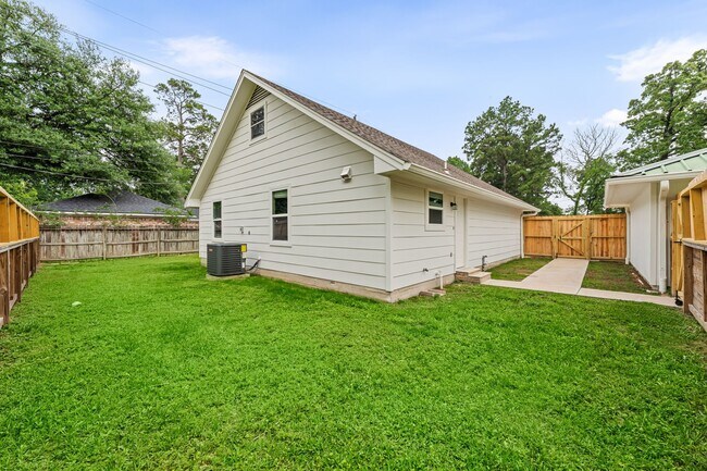 Building Photo - 25804 Maplewood Dr