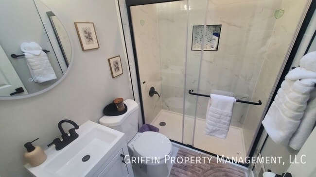 Building Photo - 821 20th St NE