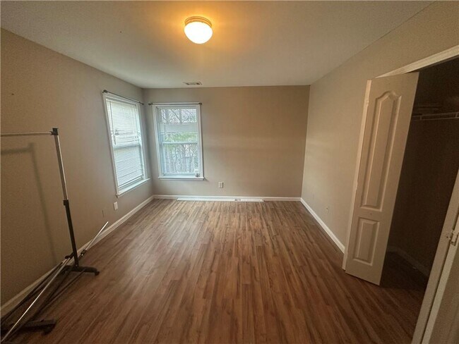 Building Photo - 61 Longwood Ct