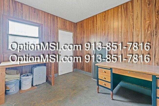 Building Photo - Spacious and move in ready!