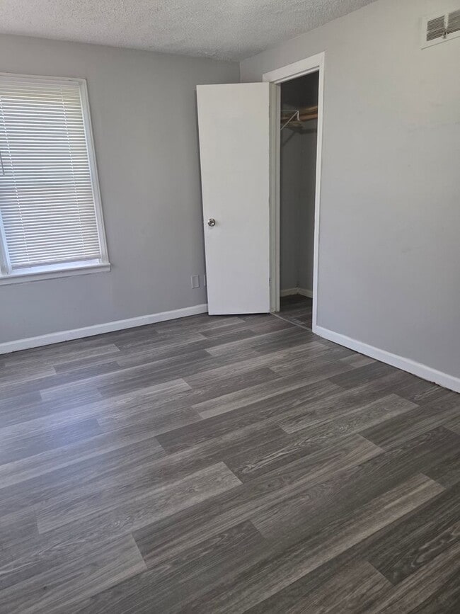 Building Photo - 4 Bed 1 Bath - NEW TO MARKET