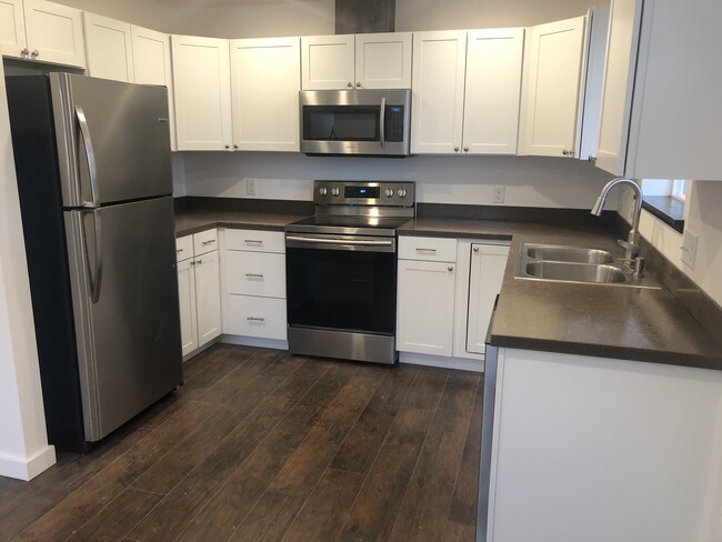 Kitchen with plenty of cabinets - 1030 S Catlin St