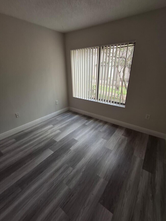 Building Photo - 3222 Coral Lake Ln