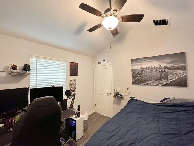 Building Photo - Porter's Parkside -  2 Bedroom, 2 Bathroom...