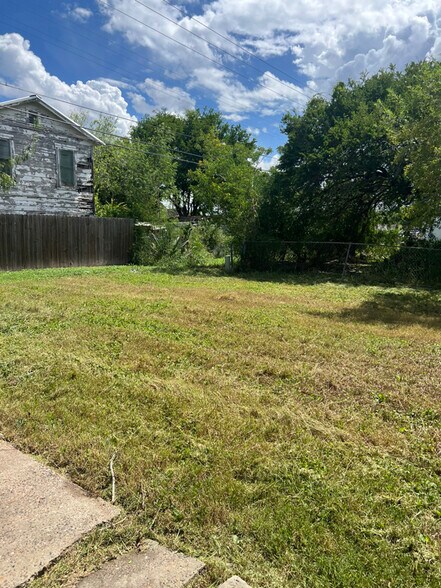 Building Photo - 734 N Milam St