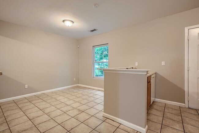 Building Photo - Affordable 2 Story Home - Fresh Paint - New flooring Large Lot - Close to Downtown Atlanta