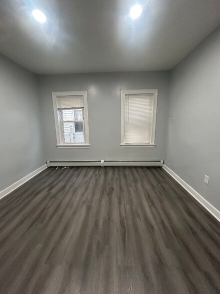 Building Photo - 147 Prudence Ave