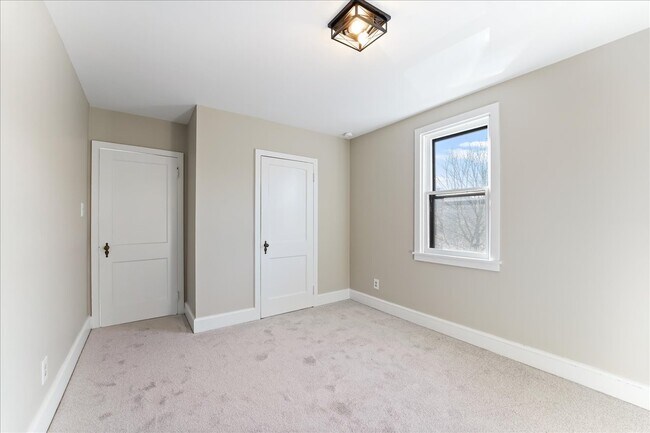 Building Photo - 825 Creek Rd