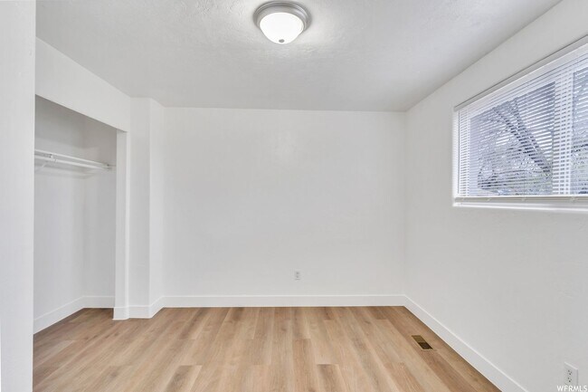 Building Photo - Ground Level 3 Bed 1 bath apartment!