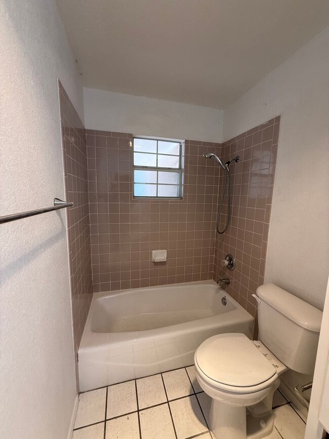 Building Photo - 4 Bed Brick Home! Zia School District! - Pets Welcome!!!