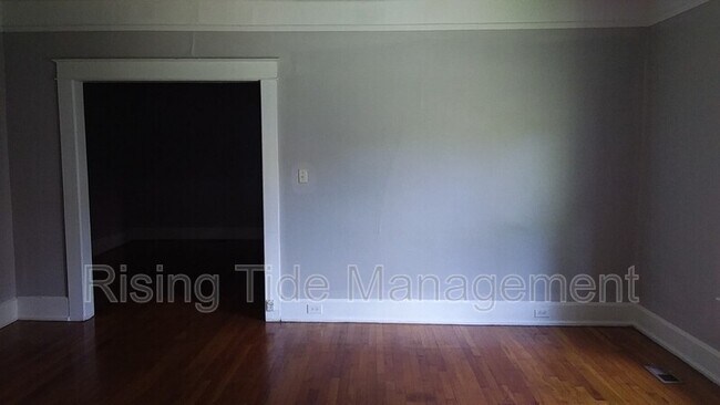 Building Photo - 511 10th Ave