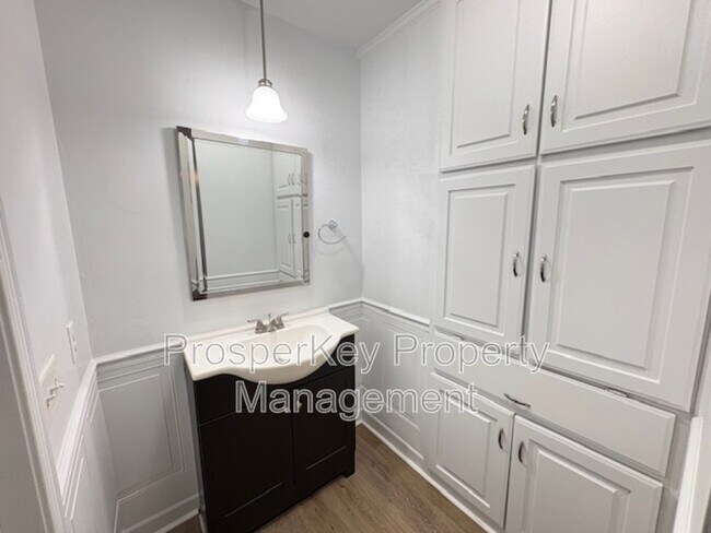 Building Photo - 740 Ledyard Pl