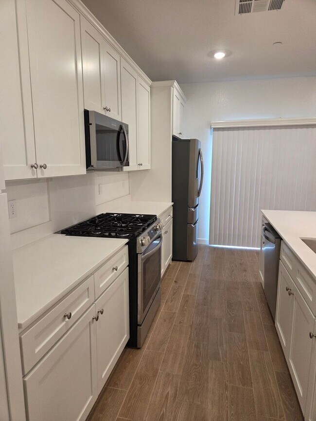 Building Photo - University Dr! Lemoore