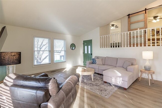 Building Photo - 16 Estes Dr