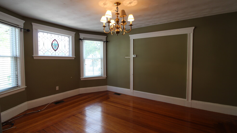 Building Photo - 162 Walnut St