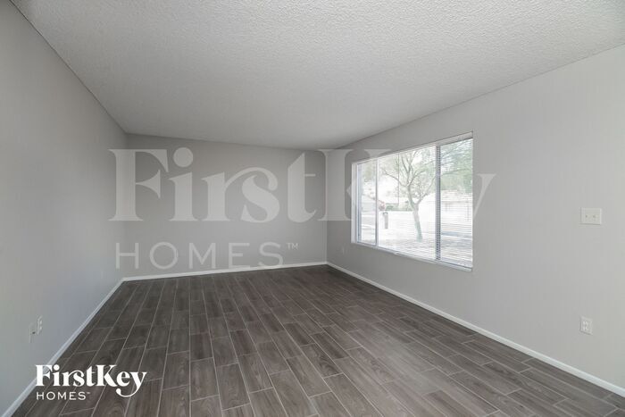 Building Photo - 5909 S Palm Dr