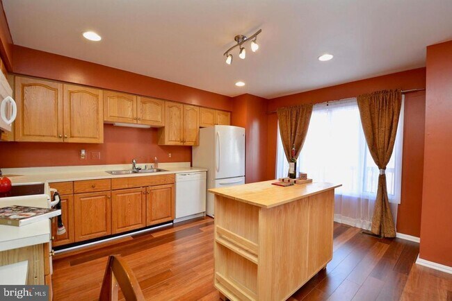 Building Photo - 7209 Burton Hill Ct
