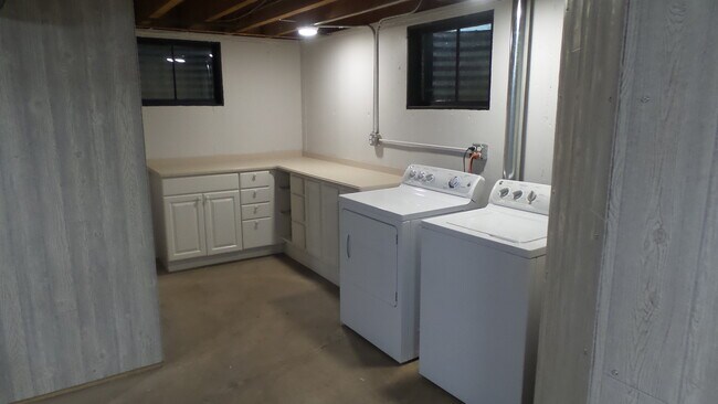 Building Photo - 317 E Forest Ln