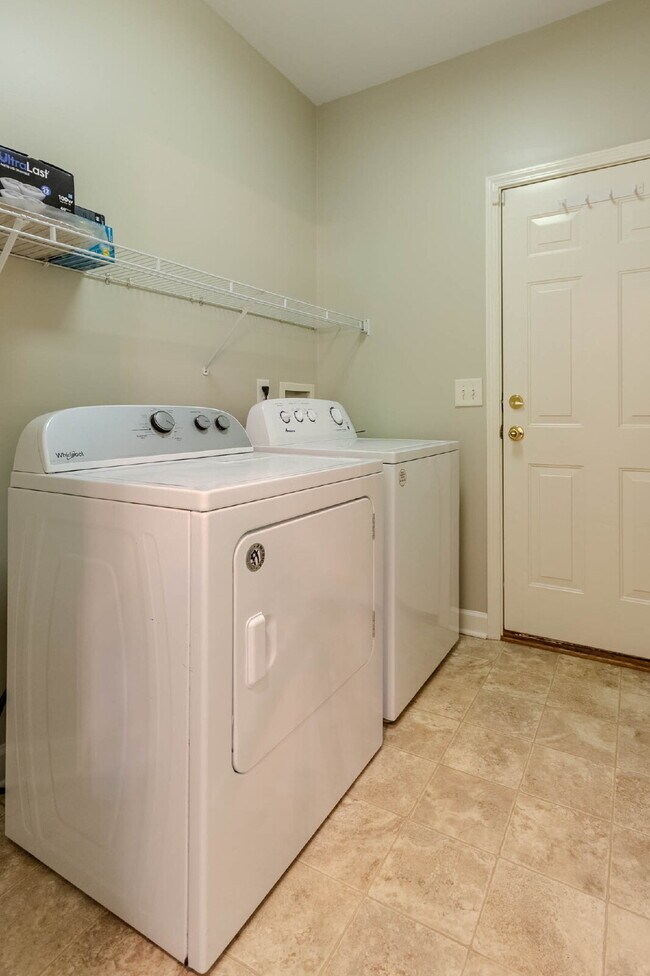 Building Photo - 5 Bedroom Home in Hermitage! Backs Up To T...