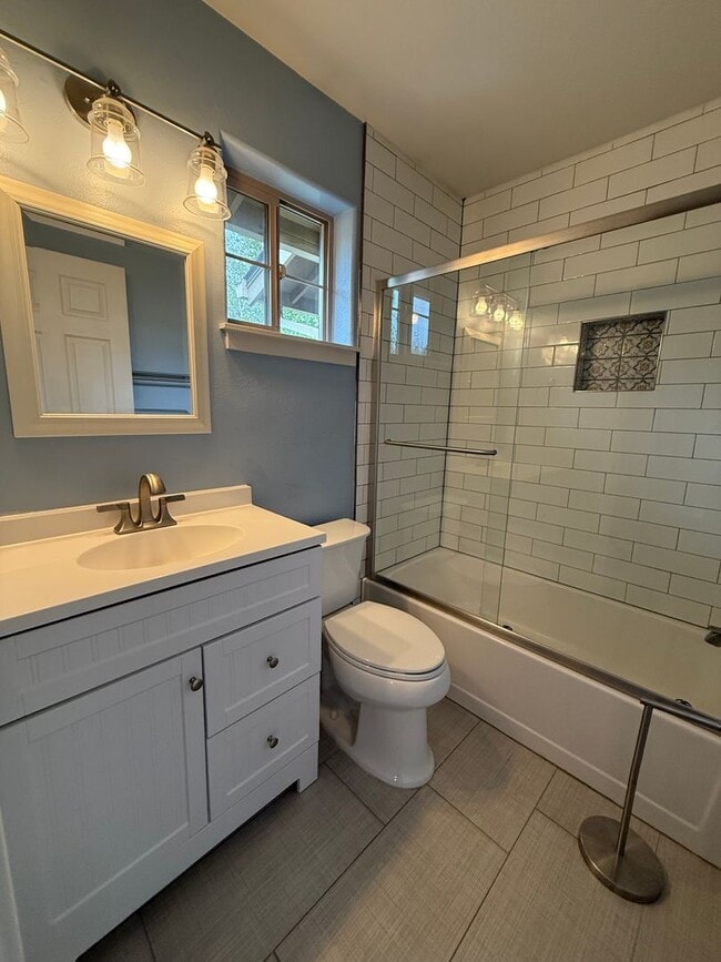 Building Photo - Beautiful 2 Bed/2.5 Bath Townhome on Bend's Westside - Shevlin Park Road