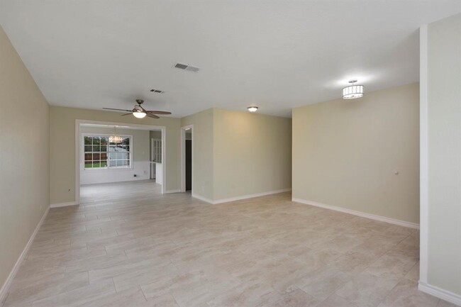 Building Photo - 307 Serenada Dr