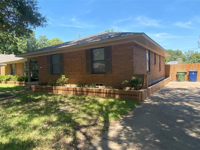 Building Photo - 1806 Robin Ln