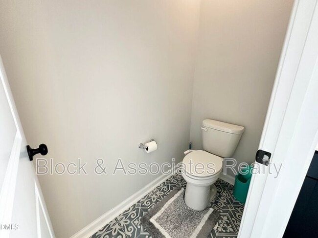 Building Photo - 99 Daybreak Way